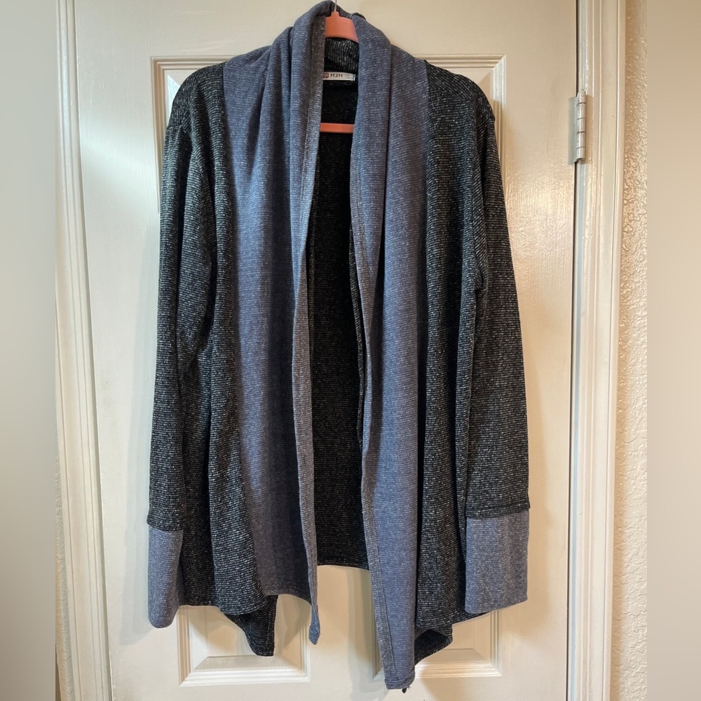 💥$5 or 3/$10 H2H Gray and Blue Open Front Cardigan